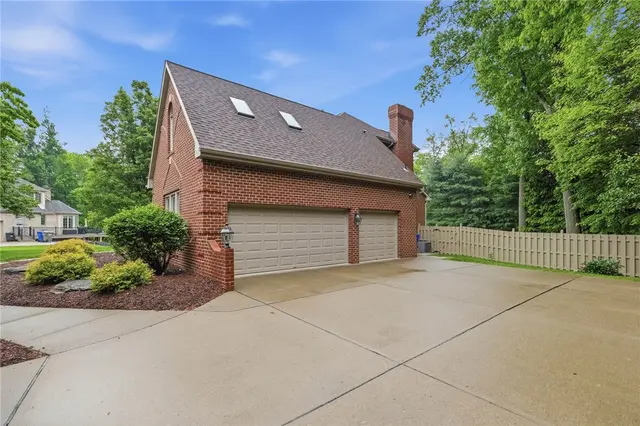 325 Tiffany Ct gallery image 39