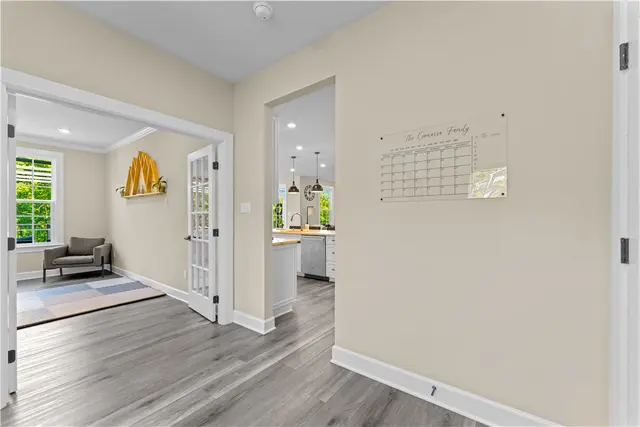 327 Crest Lane gallery image 21