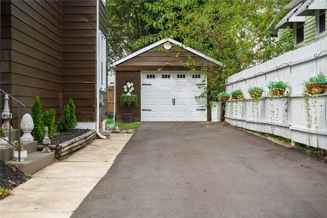 327 McCready Way gallery image 24
