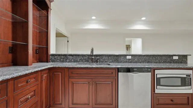 328 Cambridge Drive gallery image 6