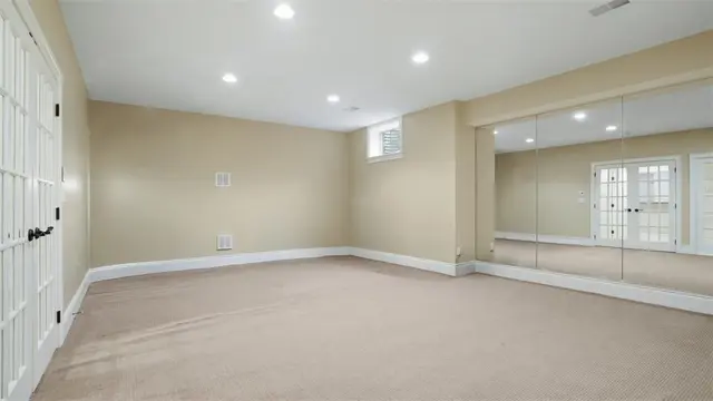 328 Cambridge Drive gallery image 38
