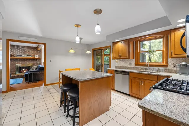 329 Cloverdale Dr gallery image 3