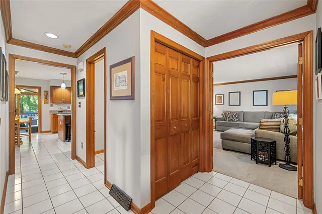 329 Cloverdale Dr gallery image 8