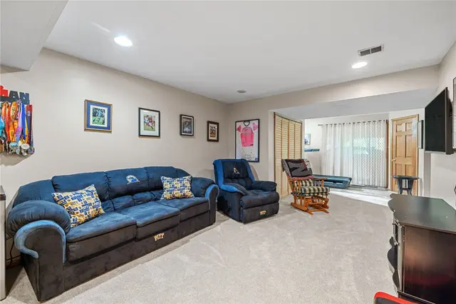 329 Cloverdale Dr gallery image 10