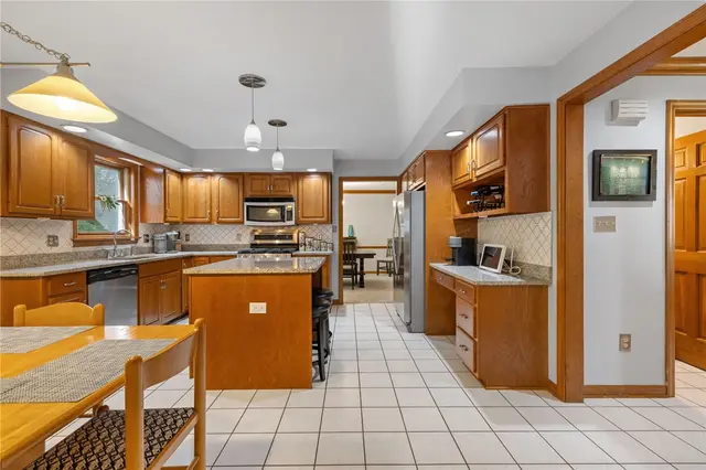329 Cloverdale Dr gallery image 12