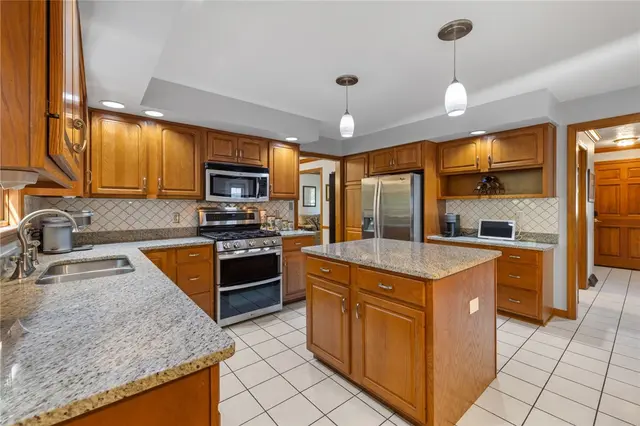 329 Cloverdale Dr gallery image 15