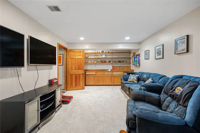 329 Cloverdale Dr gallery image 34