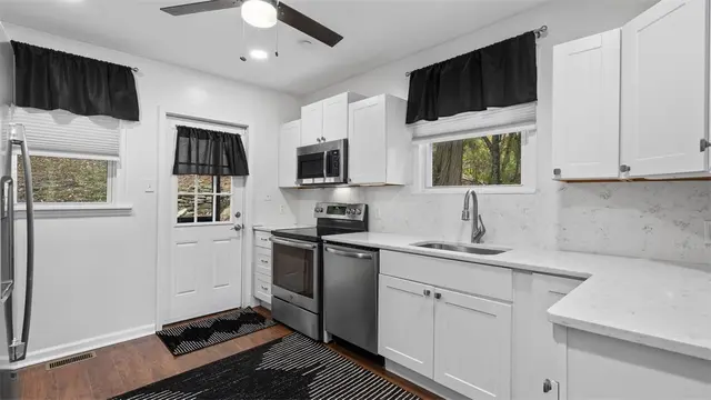 3316 Evergreen Rd gallery image 32