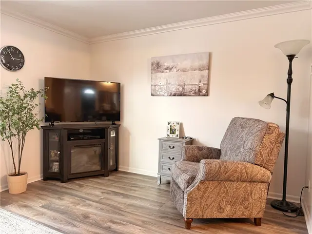 332 Parkwood Dr gallery image 2