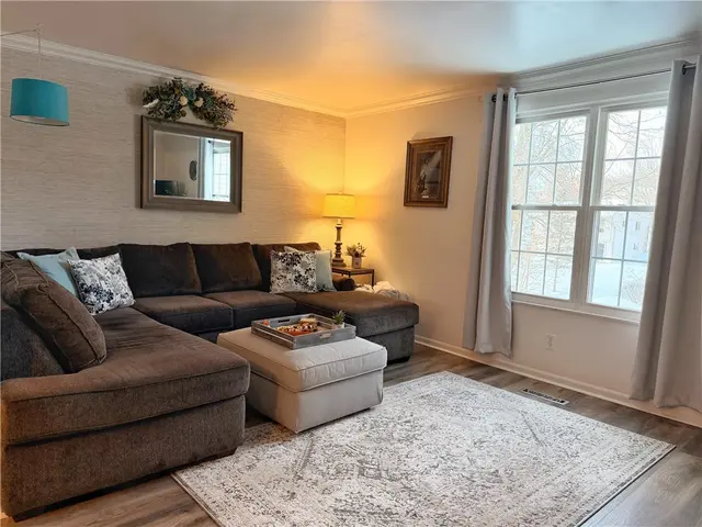 332 Parkwood Dr gallery image 3