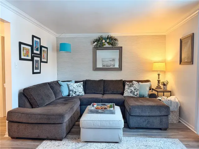 332 Parkwood Dr gallery image 4