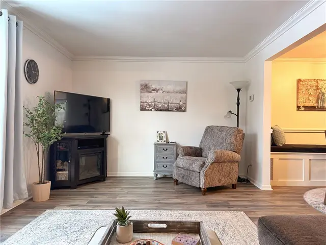 332 Parkwood Dr gallery image 5