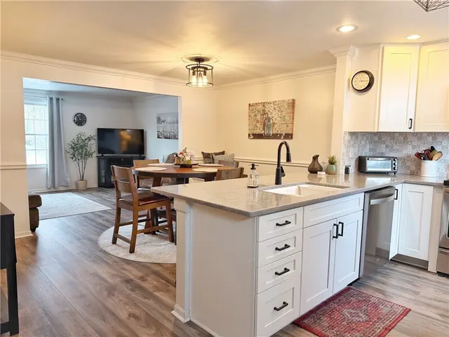 332 Parkwood Dr gallery image 6