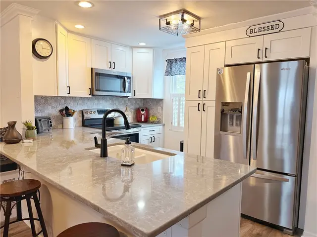332 Parkwood Dr gallery image 11