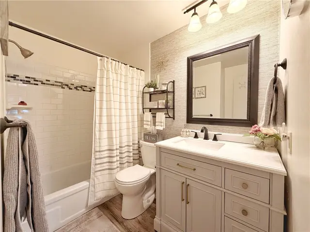 332 Parkwood Dr gallery image 20