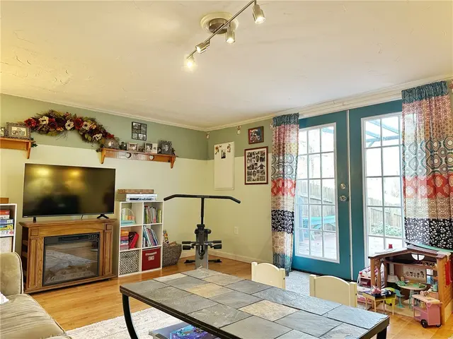 332 Parkwood Dr gallery image 32