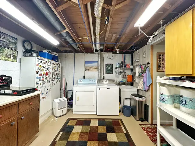 332 Parkwood Dr gallery image 35