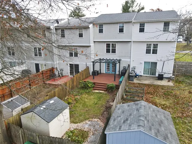 332 Parkwood Dr gallery image 38