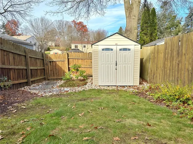 332 Parkwood Dr gallery image 42