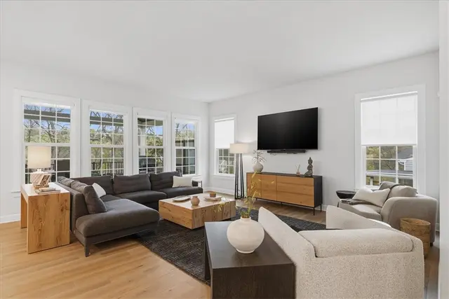 333 Crest Ln gallery image 6