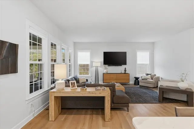 333 Crest Ln gallery image 7