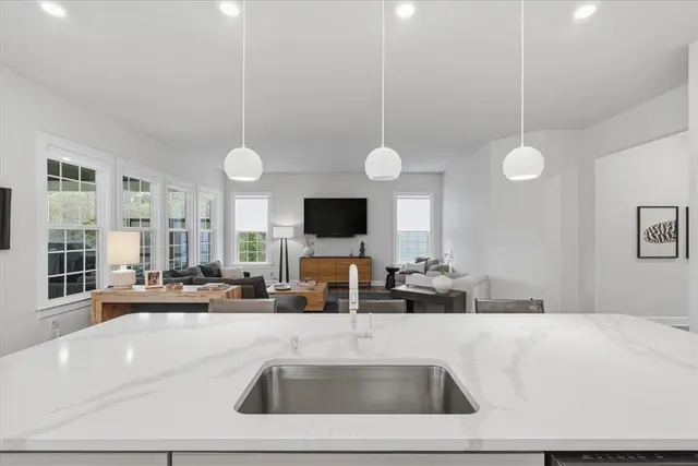 333 Crest Ln gallery image 12
