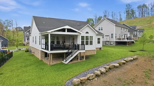 333 Crest Ln gallery image 33