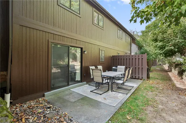 335 WOODBRIDGE DR gallery image 9