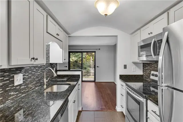 337 Woodbridge Dr gallery image 10