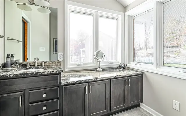 340 Fox Meadow Dr gallery image 9