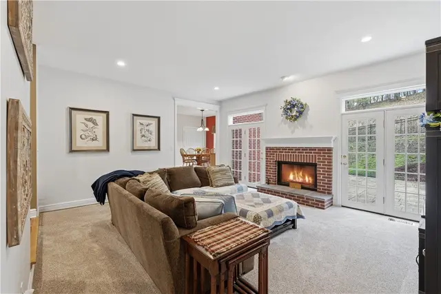 345 Ivy Dr gallery image 3