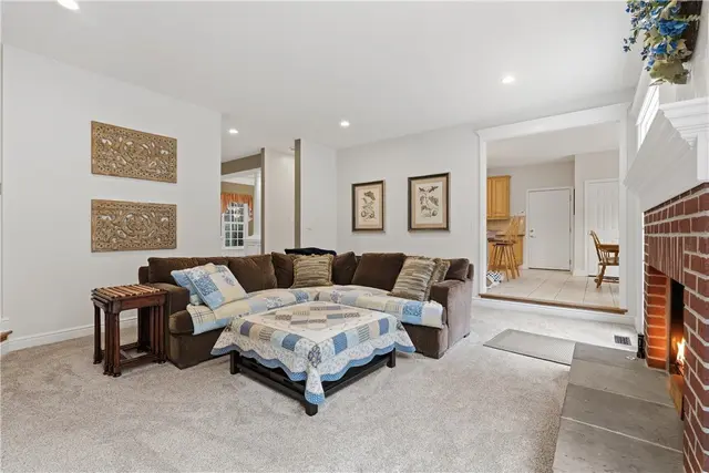 345 Ivy Dr gallery image 10