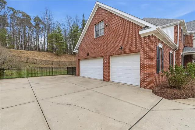 345 Ivy Dr gallery image 11