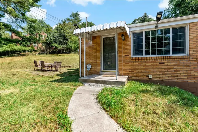 349 Siebert Rd gallery image 17