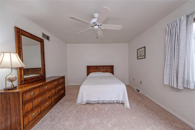352 Hawthorn Ct gallery image 4