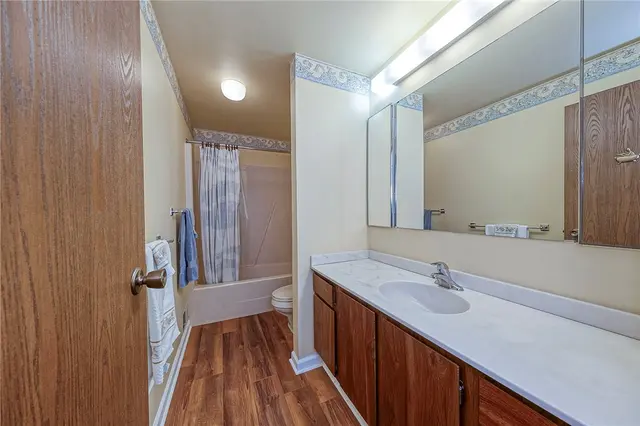 352 Hawthorn Ct gallery image 5