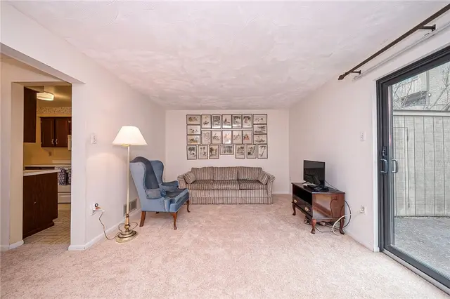 352 Hawthorn Ct gallery image 7