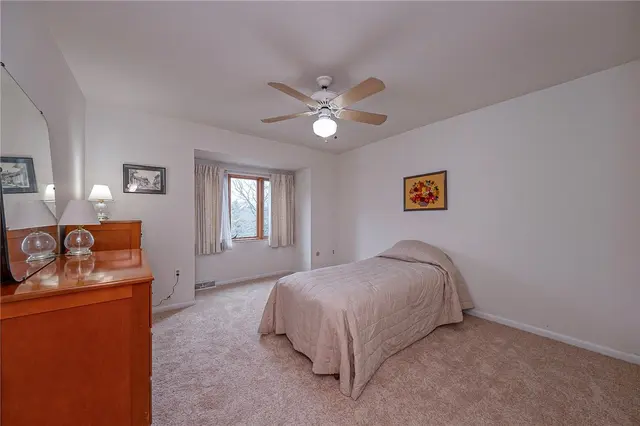 352 Hawthorn Ct gallery image 9