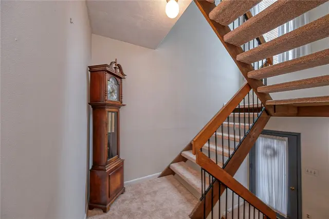 352 Hawthorn Ct gallery image 11