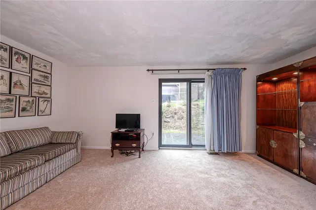 352 Hawthorn Ct gallery image 12