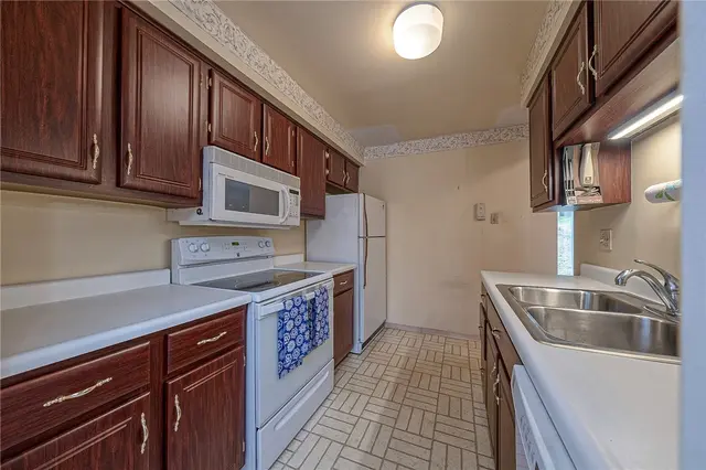352 Hawthorn Ct gallery image 14