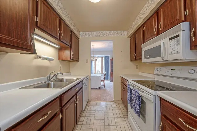 352 Hawthorn Ct gallery image 15