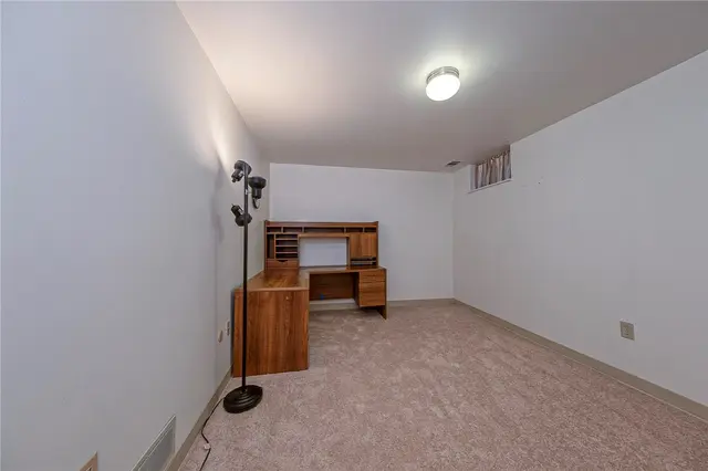 352 Hawthorn Ct gallery image 16