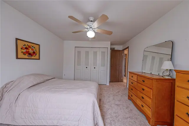 352 Hawthorn Ct gallery image 17