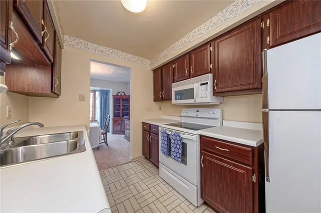 352 Hawthorn Ct gallery image 18
