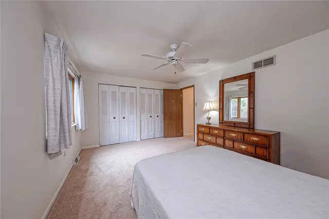 352 Hawthorn Ct gallery image 19