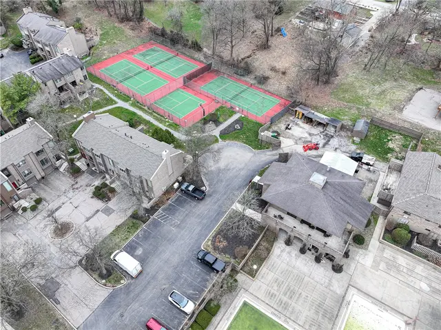 352 Hawthorn Ct gallery image 22