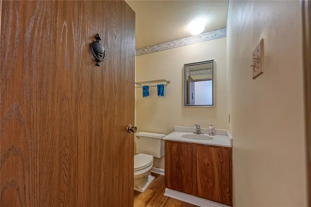 352 Hawthorn Ct gallery image 23