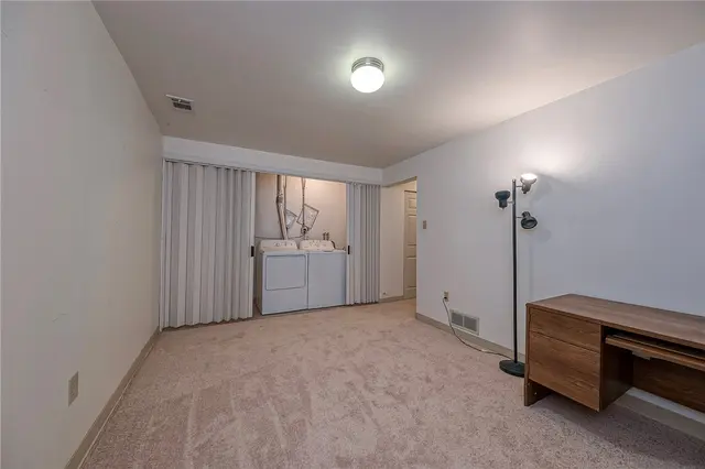 352 Hawthorn Ct gallery image 24