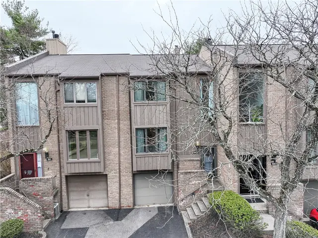 352 Hawthorn Ct gallery image 25